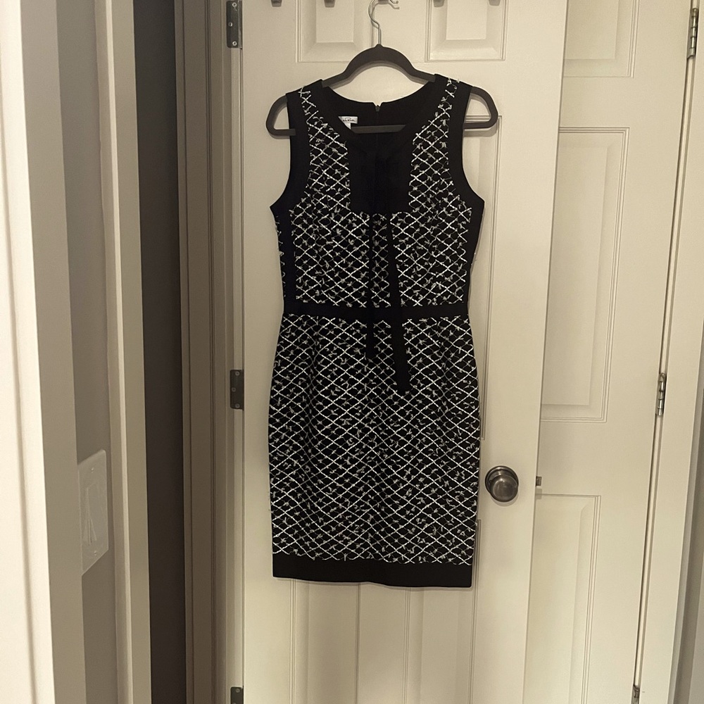 Classic Oscar de la Renta Size 8 Black with Silver Stitch & Ribbon Edge Detail